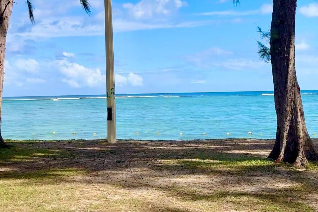 3 Bedroom Beachside Apartment - 30 Secs From Beach Flic en Flac Exterior foto
