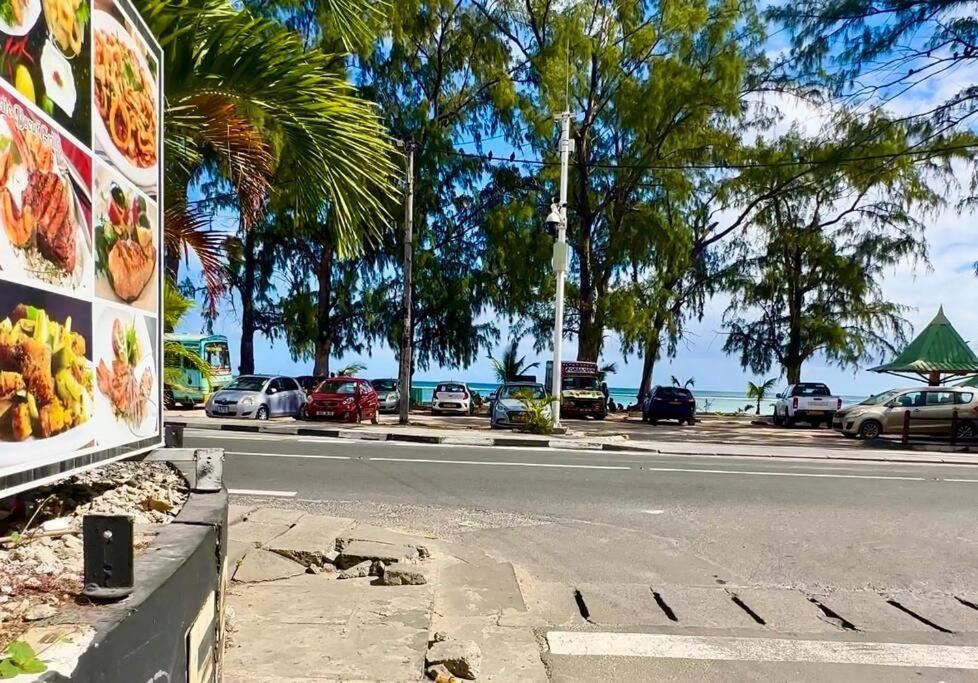 3 Bedroom Beachside Apartment - 30 Secs From Beach Flic en Flac Exterior foto