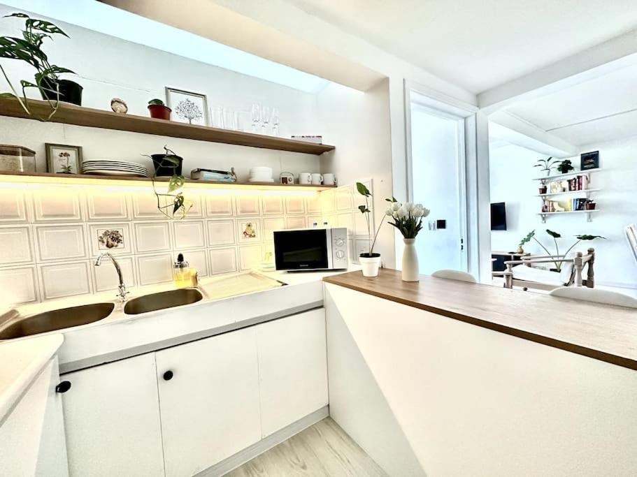 3 Bedroom Beachside Apartment - 30 Secs From Beach Flic en Flac Exterior foto